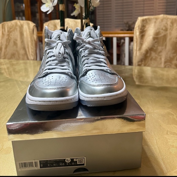 🩶New Women’s 10.5 / Mens 9- Nike Air Jordan 1 Retro High OG  NRG Chrome Sneakers - Picture 3 of 11